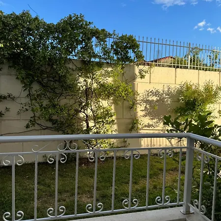 August ゲストハウス