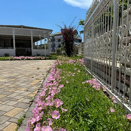 August ゲストハウス 3*