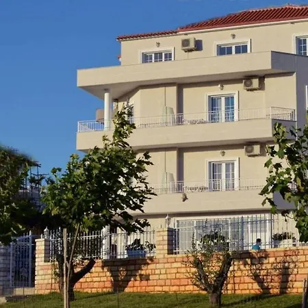 ゲストハウス August クサミル