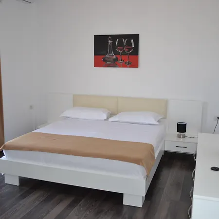 August ゲストハウス クサミル