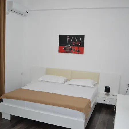 August ゲストハウス