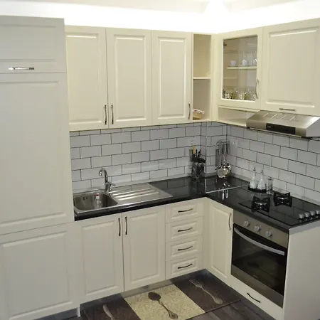 August ゲストハウス 3*